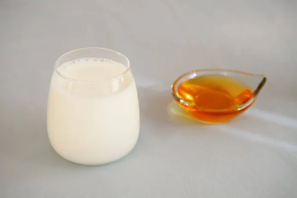 Masada bir bardak süt, bal ve tam buğday kurabiyesi.. — Stok fotoğraf