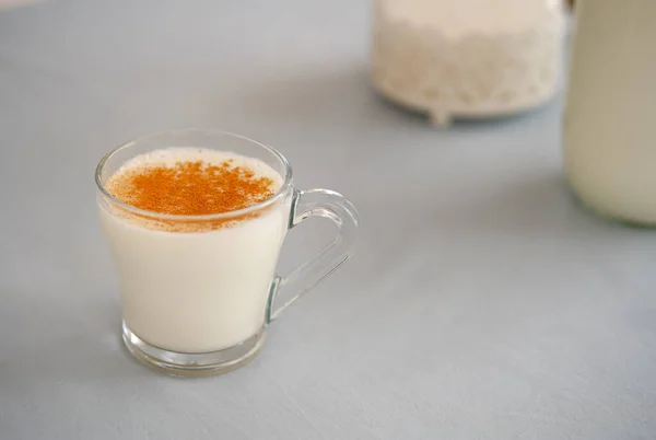 Salep bebida quente turca tradicional ou Sahlep. — Fotografia de Stock