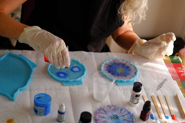 Femme faisant de l'art et de l'artisanat en résine époxy. Photos De Stock Libres De Droits