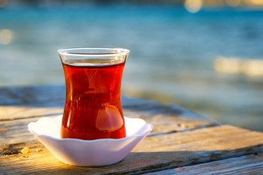 Deniz kenarında bir bardak geleneksel Türk çayı..