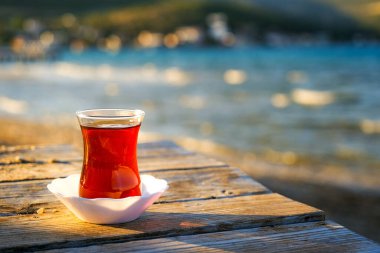 Deniz kenarında bir bardak geleneksel Türk çayı..