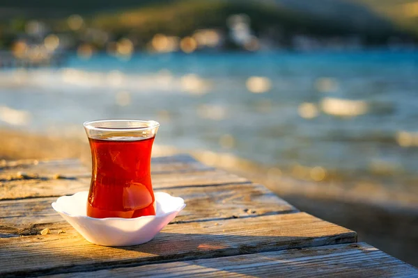 Vaso de té tradicional turco en la playa. — Foto de Stock