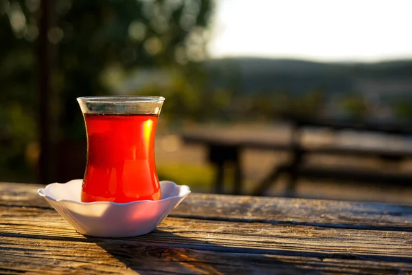 Vaso de té tradicional turco en la playa. — Foto de Stock