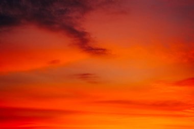 Alacakaranlıkta güzel turuncu gökyüzü. Gün batımı arkaplanı.