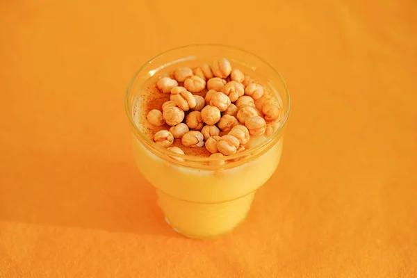 博萨或波萨 传统土耳其饮料与Leblebi 发酵玉米和小麦制成的麦芽饮料 — 图库照片