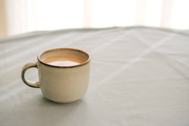 Masanın üzerinde bir fincan sıcak çikolata. Kakao içeceği.