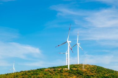 Tepede enerji üreten rüzgar türbinleri olan rüzgâr çiftliği..