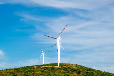 Tepede enerji üreten rüzgar türbinleri olan rüzgâr çiftliği..