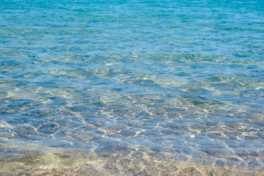 Doğal mavi deniz suyu arka planı. Yaz seyahati.
