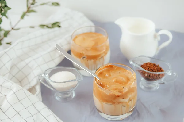 Dos Vasos Café Helado Dalgona Sobre Mesa — Foto de Stock