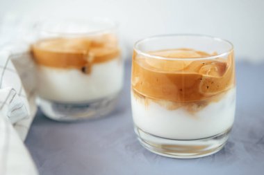 Masada iki bardak soğuk Dalgona kahvesi..