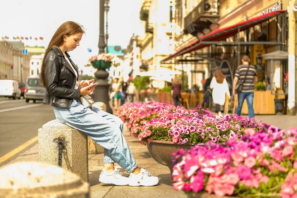 Frau Mit Langen Haaren Sitzt Zentrum Der Großstadt Und Macht — Stockfoto