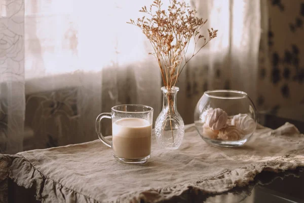 Mesa Com Uma Xícara Chá Café Cores Bege Manhã Inverno — Fotografia de Stock