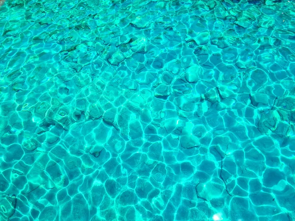Turquoise Surface Transparent Sea Water Sun Glints Summer Vocations Background — Fotografia de Stock