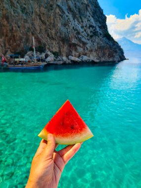 Mavi deniz zemininde parlak kırmızı karpuz. Yaz mesleği kavramı.