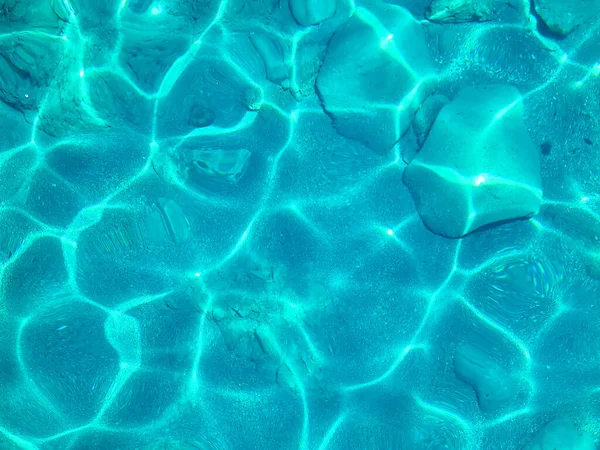 Turquoise Surface Transparent Sea Water Sun Glints Summer Vocations Background — Φωτογραφία Αρχείου