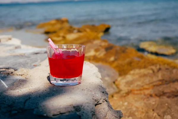Red Cocktail Glass Standing Wooden Table Beach Cafe Summer Holidays — Foto de Stock