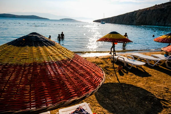 Colorful Straw Beach Umbrellas Seaside Summer Vocations Concept — Fotografia de Stock
