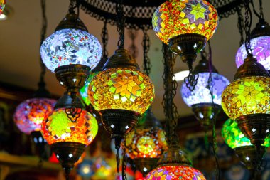 SIRINCE, İzmir, Türkiye - 16 Ocak 2022. Sokak dükkanlarında çeşitli Türk geleneksel hatıraları. Sokak dükkanlarında çeşitli Türk geleneksel hediyelik eşyaları, lambaları ve esnaf ürünleri.