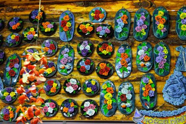 SIRINCE, İzmir, Türkiye - 16 Ocak 2022. Sokak dükkanlarında çeşitli Türk geleneksel hatıraları. Sokak dükkanlarında çeşitli Türk geleneksel hediyelik eşyaları, lambaları ve esnaf ürünleri.