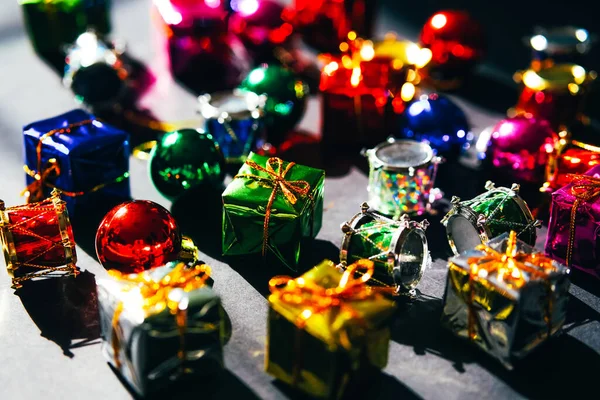 Vánoční Černé Pozadí Malé Dárkové Krabičky Silvestrovský Koncept Plocha — Stock fotografie