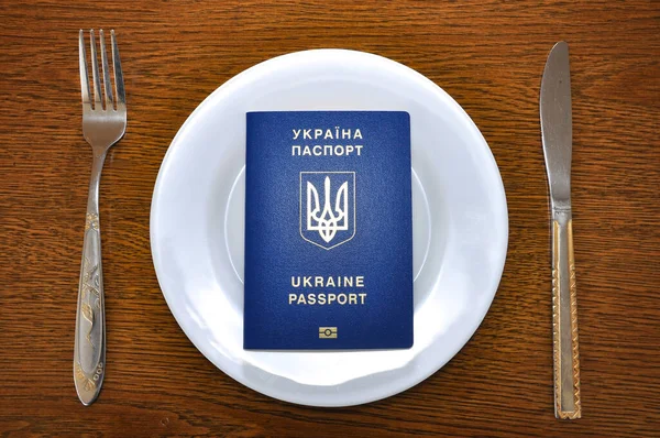 Passeport Ukrainien Sur Une Assiette Photo Implique Problème Migration Population — Photo