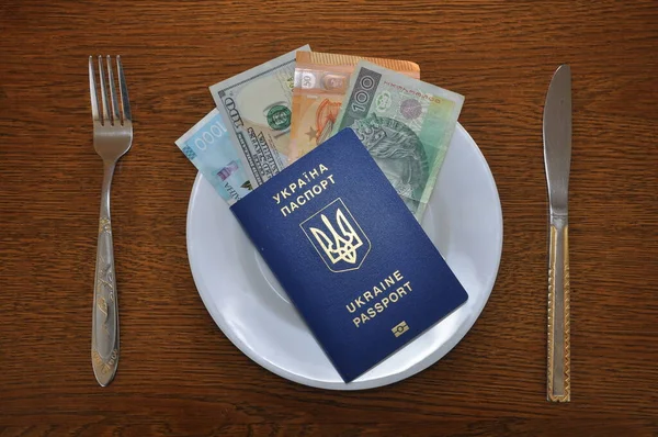 Passaporte Ucraniano Com Diferentes Moedas Mundo Dentro Dólar Euro Zloty — Fotografia de Stock