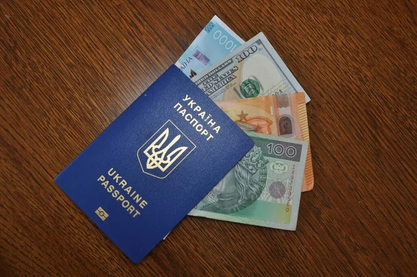 Ukrainischer Pass Mit Verschiedenen Währungen Der Welt Inneren Dollar Euro — Stockfoto