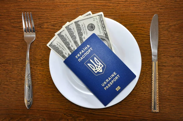 Amerikanska Dollar Ukrainas Pass Fotot Antyder Problemet Med Flyktingar Från — Stockfoto