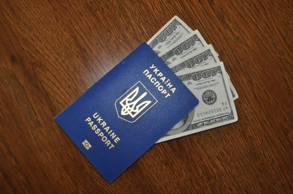 Dólares Americanos Passaporte Ucrânia Foto Sugere Problema Dos Refugiados Ucrânia — Fotografia de Stock