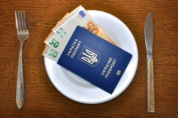 Der Ukrainische Pass Liegt Auf Einem Teller Dem Verschiedene Währungen — Stockfoto