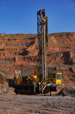 İki sondaj makinesi maden ocağında bir kuyu açıyor.