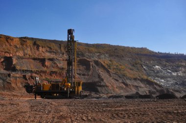 İki sondaj makinesi maden ocağında bir kuyu açıyor.