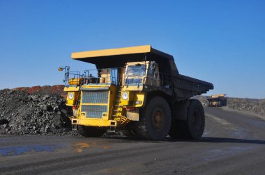 Sevkiyat. Madencilik, teslimat, ulaşım, yükleme, çöp kamyonu, kamyon, büyük, ağır. Maden kamyonu nakliye aracı kaya, taş ocağı boyunca demir cevheri..