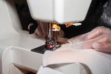 Manken, dikiş makinesi, dikiş makinesi, dikiş makinesi, giysi, aksesuar, dikiş makinesi.