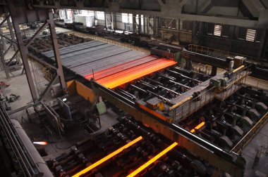 Devamlı döküm makinesi. Sıcak bir dükkanda çelik üretimi. çelik dükkanı