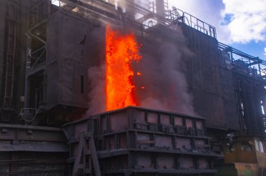 Kokain ve kimyasallar. Bir yan ürün kokain bataryasından sıcak kokain boşaltıyorum. Sıcak kokain bir arabaya yüklendi..