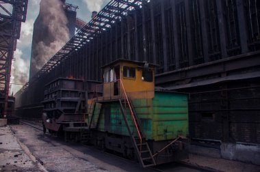 Kokain ve kimyasallar ekiliyor. Sıcak kokain boşaltılıyor ve fırından bir kokain fırını kamyonuna yükleniyor.