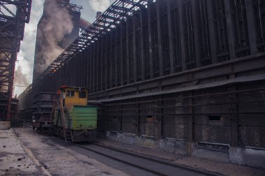 Kokain ve kimyasallar ekiliyor. Sıcak kokain boşaltılıyor ve fırından bir kokain fırını kamyonuna yükleniyor.