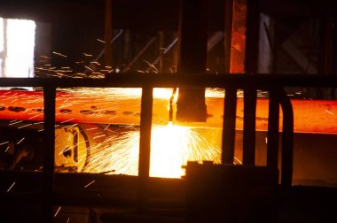 Devamlı döküm makinesi. Sıcak bir dükkanda çelik üretimi. çelik dükkanı