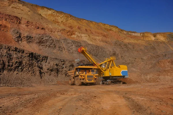 挖掘机在采石场装载翻车机与铁矿石 — 图库照片