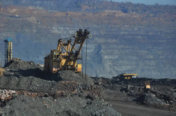 Escavadora Está Trabalhando Bordo Pedreira Minério Ferro — Fotografia de Stock