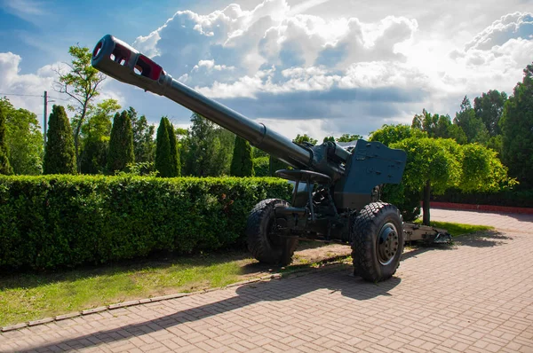 Parktaki eski askeri top.