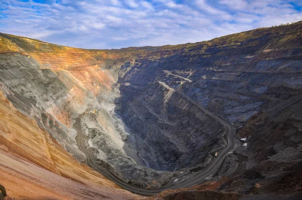 Demir ocağı. Açık maden ocağı. Genel formda. Panoramik görünüm