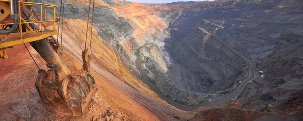 Excavator Bucket Lies Edge Side Iron Ore Quarry Quarry Panorama — Stock Photo, Image