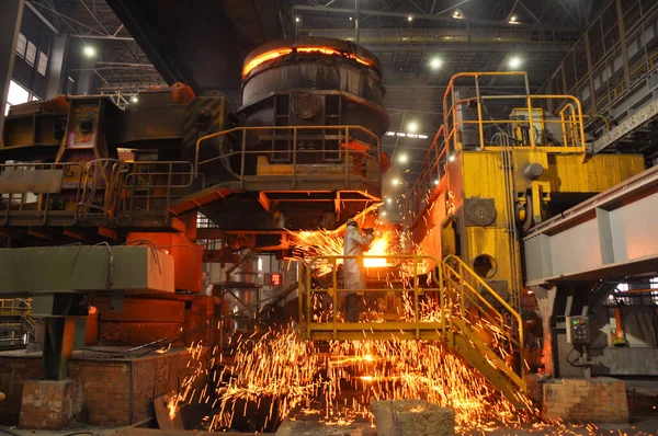 钢铁制造商检查铸钢的质量 钢厂的钢铁生产 — 图库照片