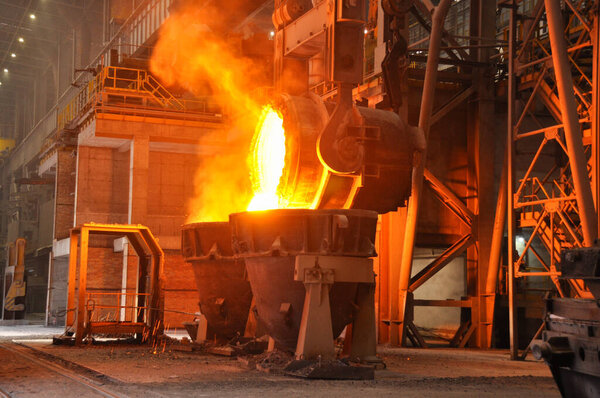 The crane pours the remaining slag into the slag transport tank. ladle pours steel. Casting steel with casting shop