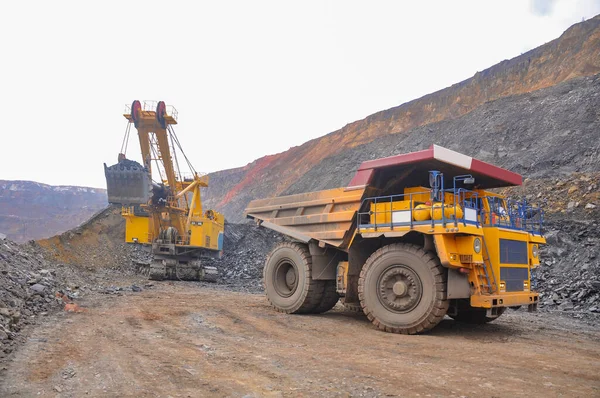 Pedreira Minério Ferro Qual Minério Extraído Por Equipamentos Pesados — Fotografia de Stock