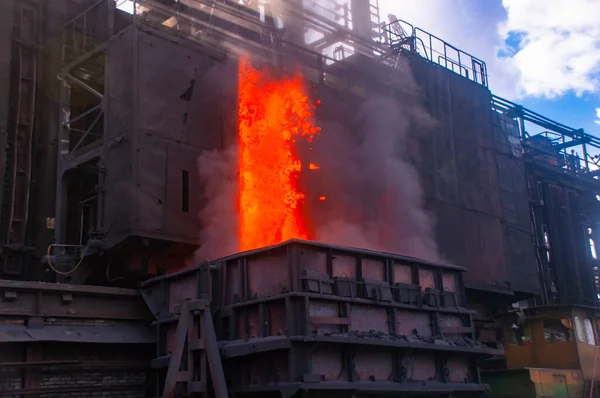 焦炭和化工厂 从副产物焦炭电池中卸下热焦炭 热焦炭被装上马车 — 图库照片