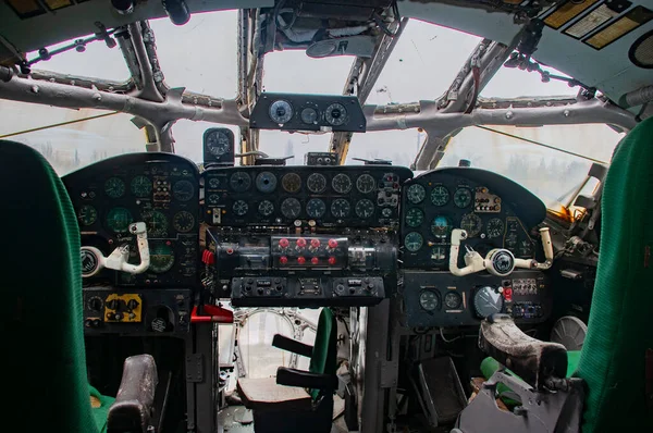 Tu-114 uçağının kokpiti. Retro uçak rekoru sahibi. SSCB Genel Sekreteri Khrushchev de benzer bir uçakla uçtu. Kryvyi Rih Ukrayna Aralık 2020